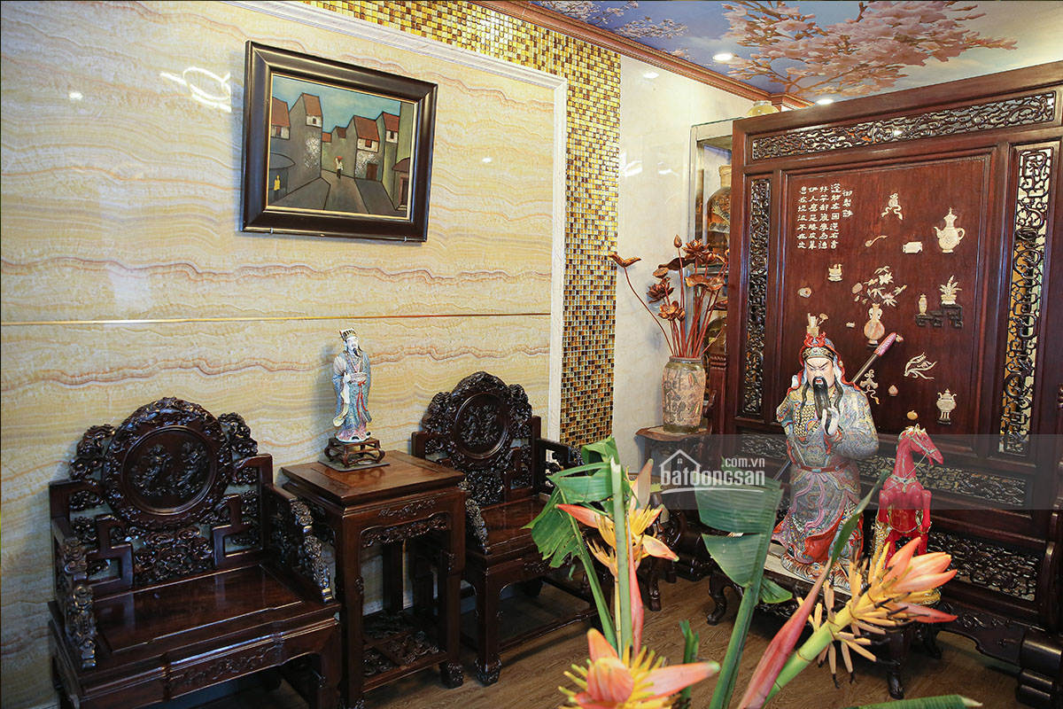 Ph&ograve;ng kh&aacute;ch b&agrave;y nhiều đồ gỗ mỹ nghệ