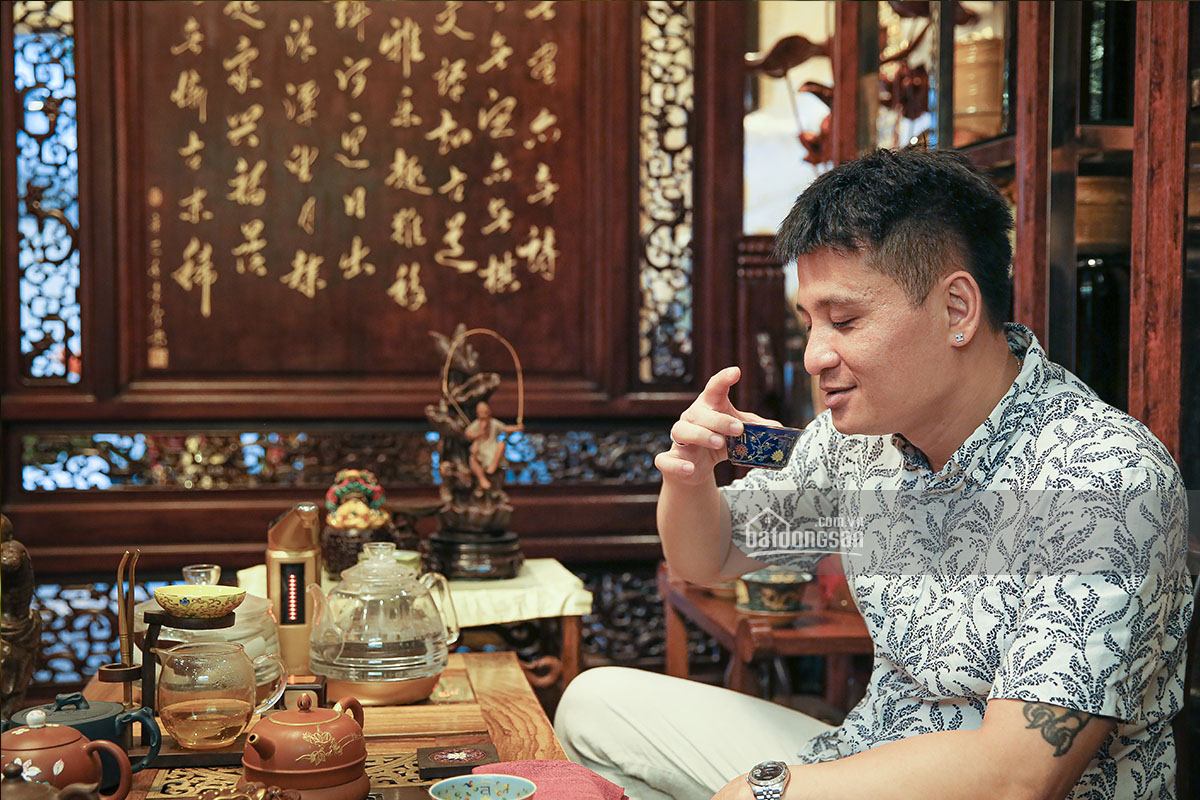 Người đ&agrave;n &ocirc;ng ngồi uống tr&agrave;