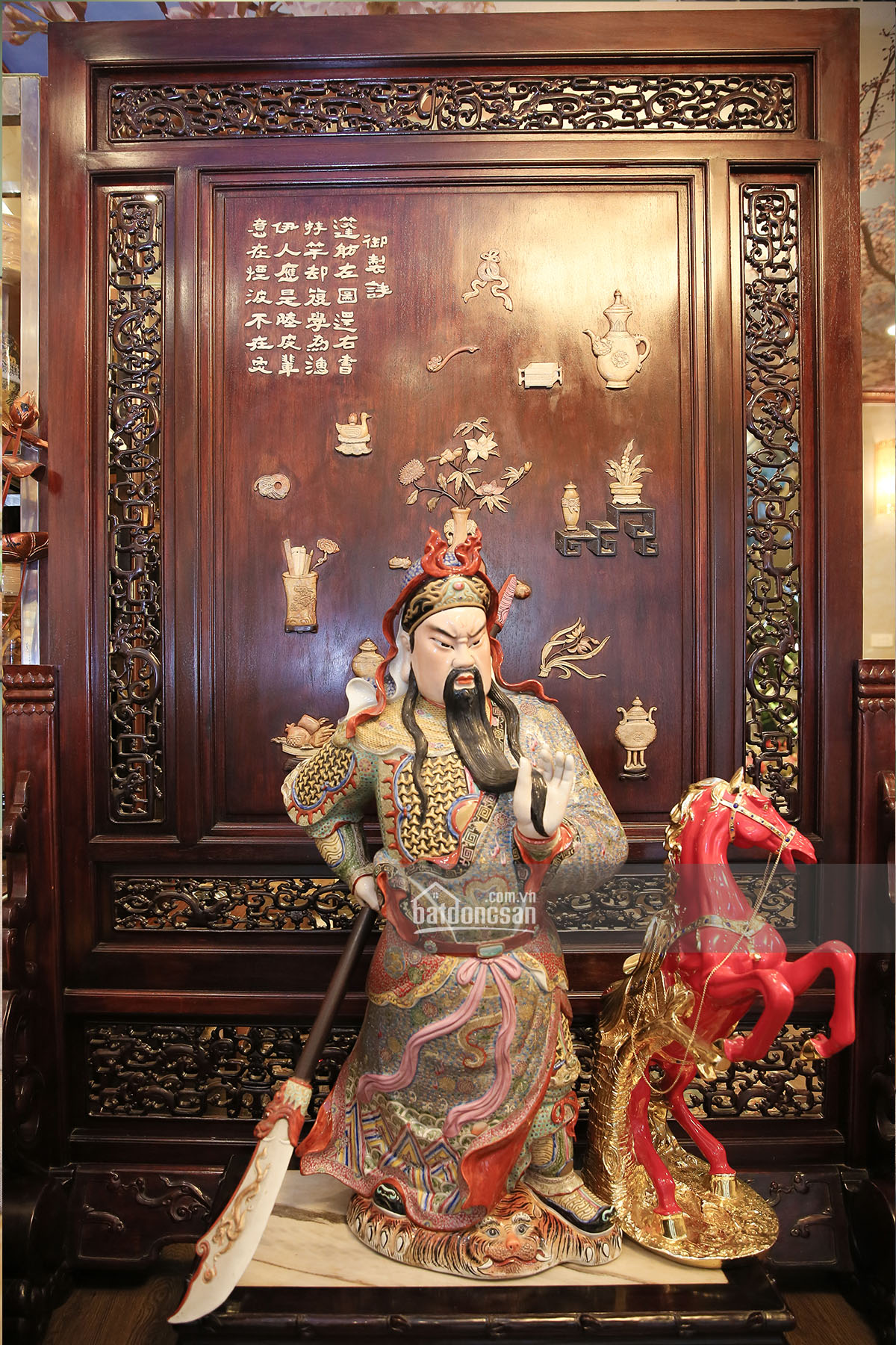 Tượng gốm sứ b&agrave;y trong ph&ograve;ng kh&aacute;ch