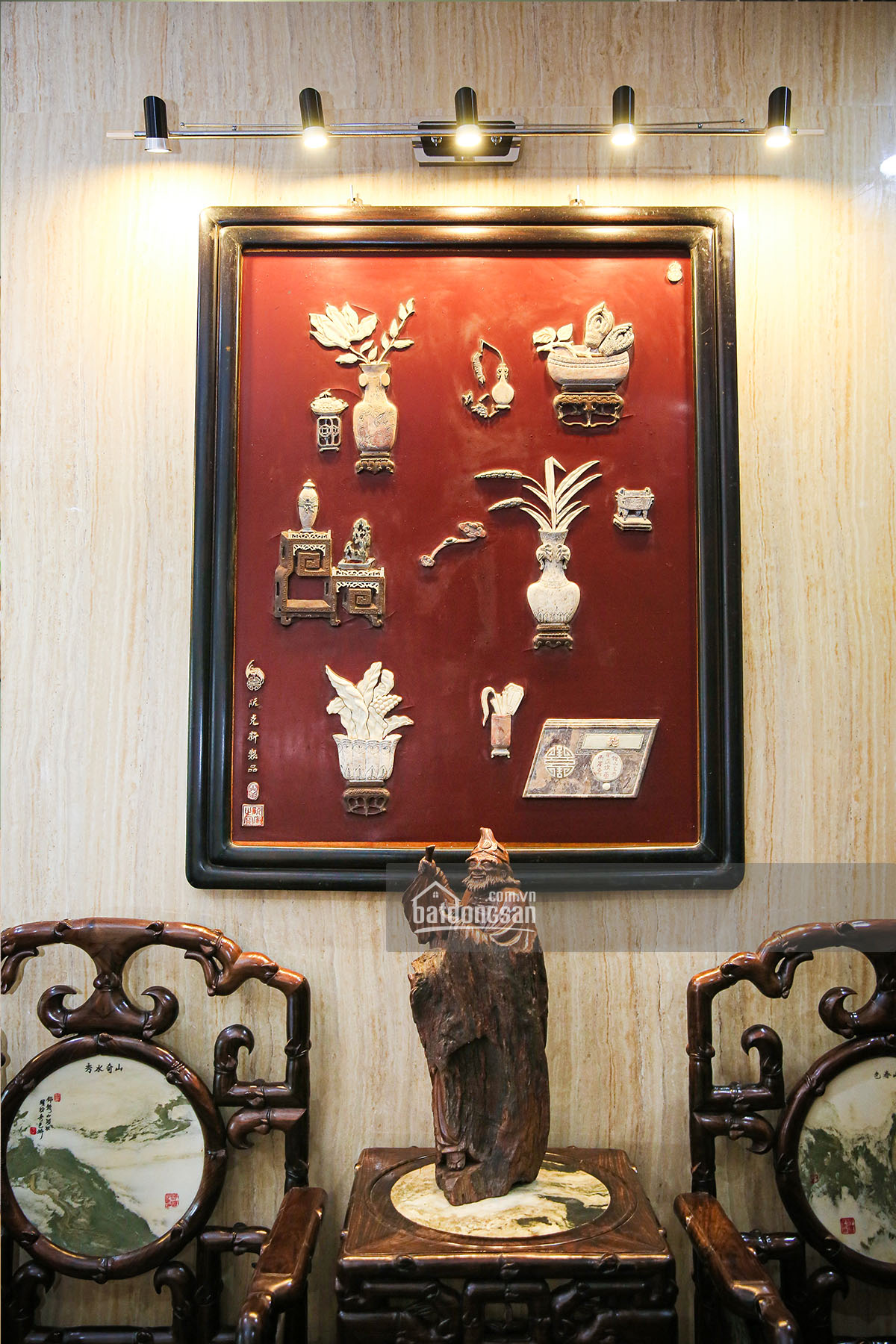B&agrave;n ghế v&agrave; tranh gỗ