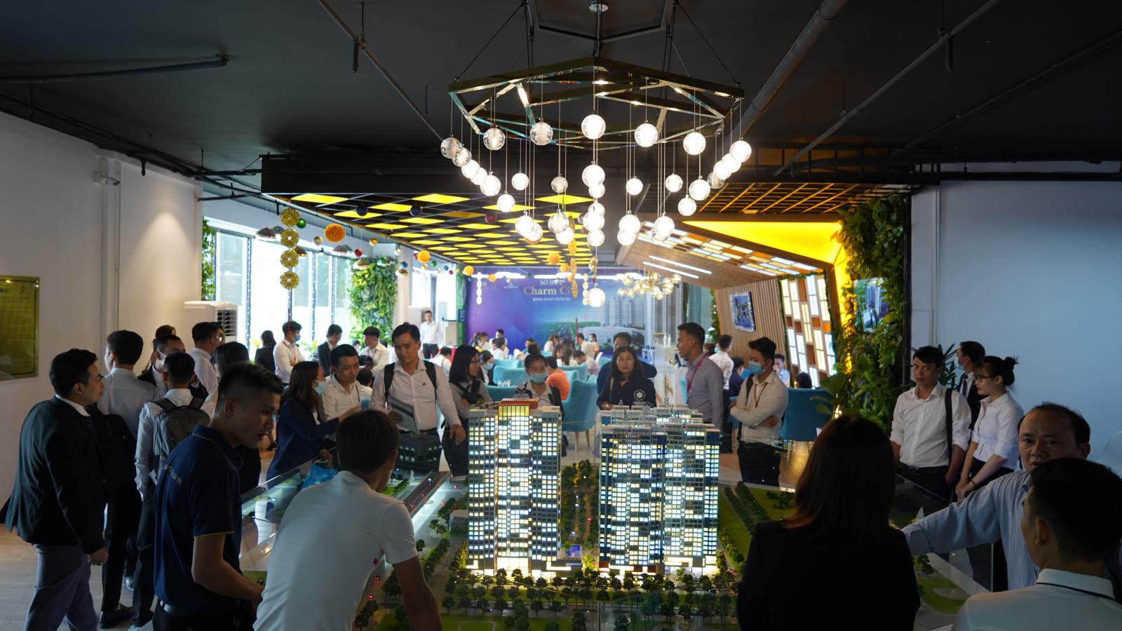 Nhiều khách hàng tham dự sự kiện tư vấn tại dự án Charm City