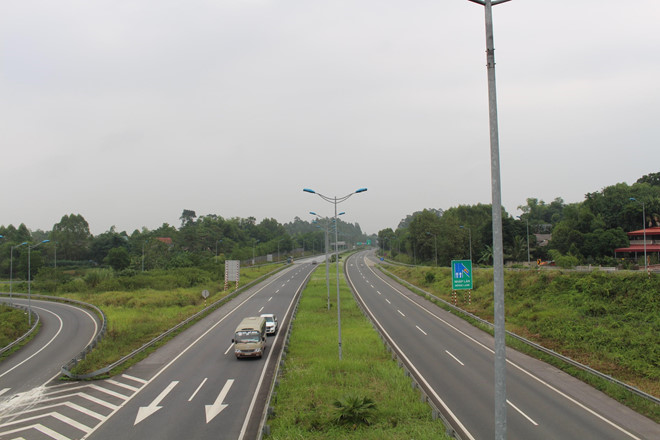 cao tốc có xe ô tô đang chạy