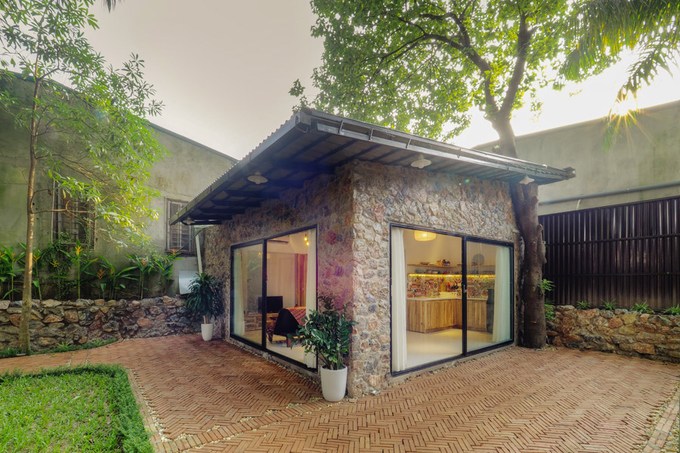 Nh&agrave; cấp 4 s&acirc;n vườn vật liệu bằng k&iacute;nh