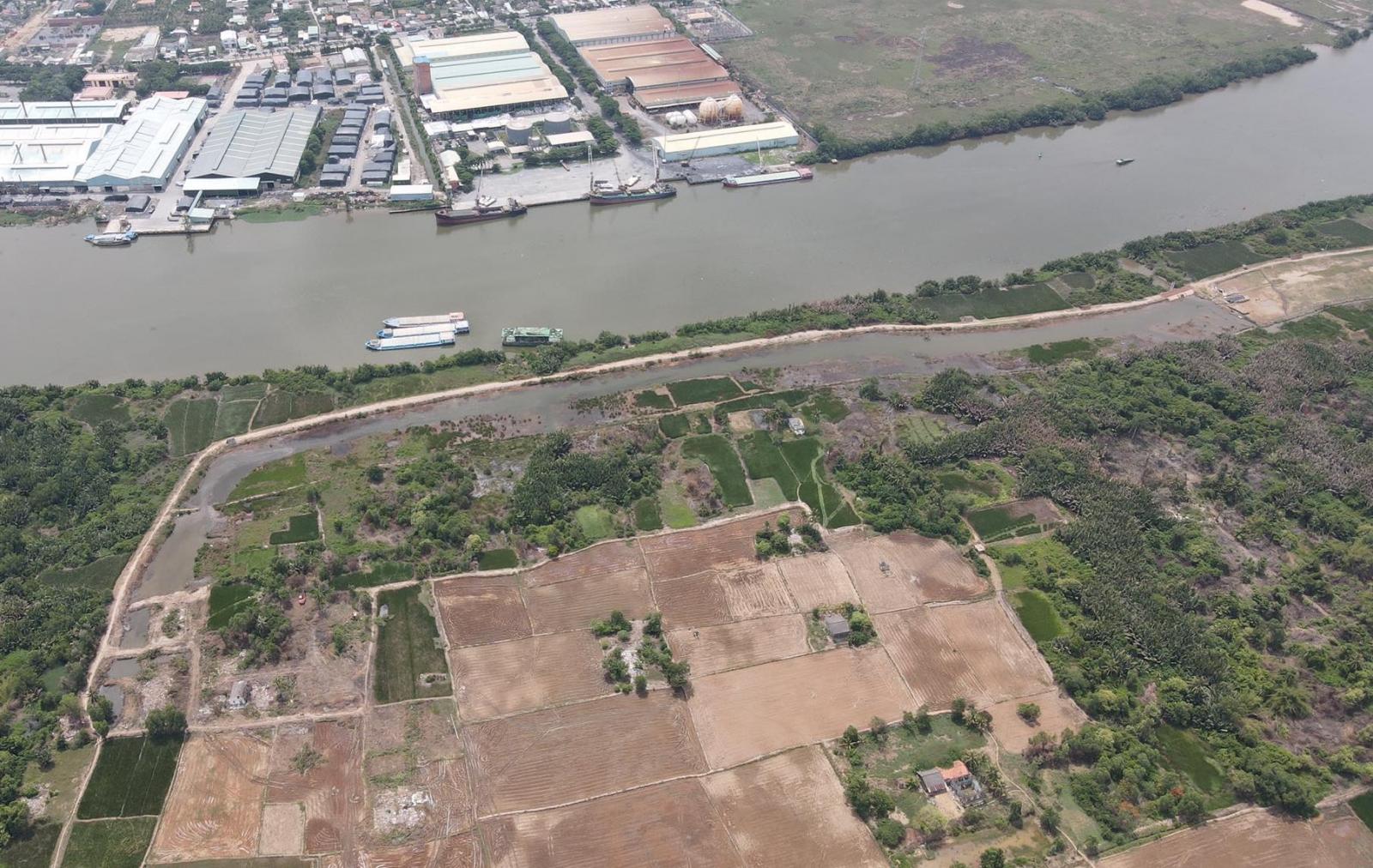 khu c&ocirc;ng nghiệp nằm ven s&ocirc;ng nh&igrave;n từ tr&ecirc;n cao