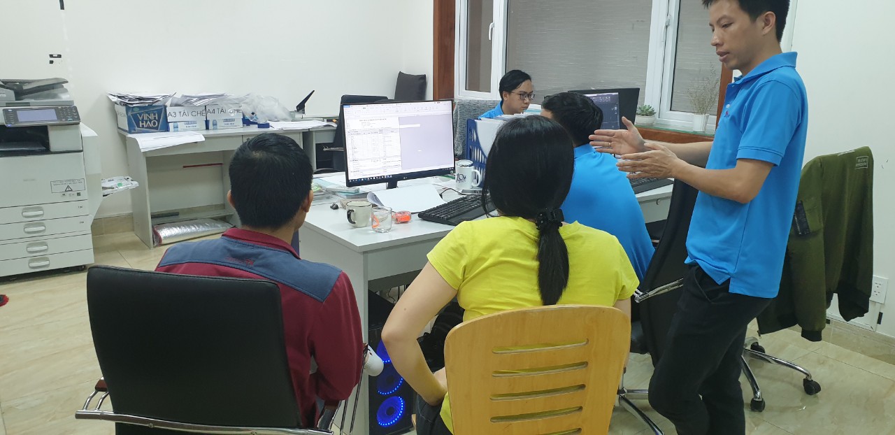 Kiến tr&uacute;c sư tư vấn cho kh&aacute;ch h&agrave;ng trước l&uacute;c x&acirc;y nh&agrave;