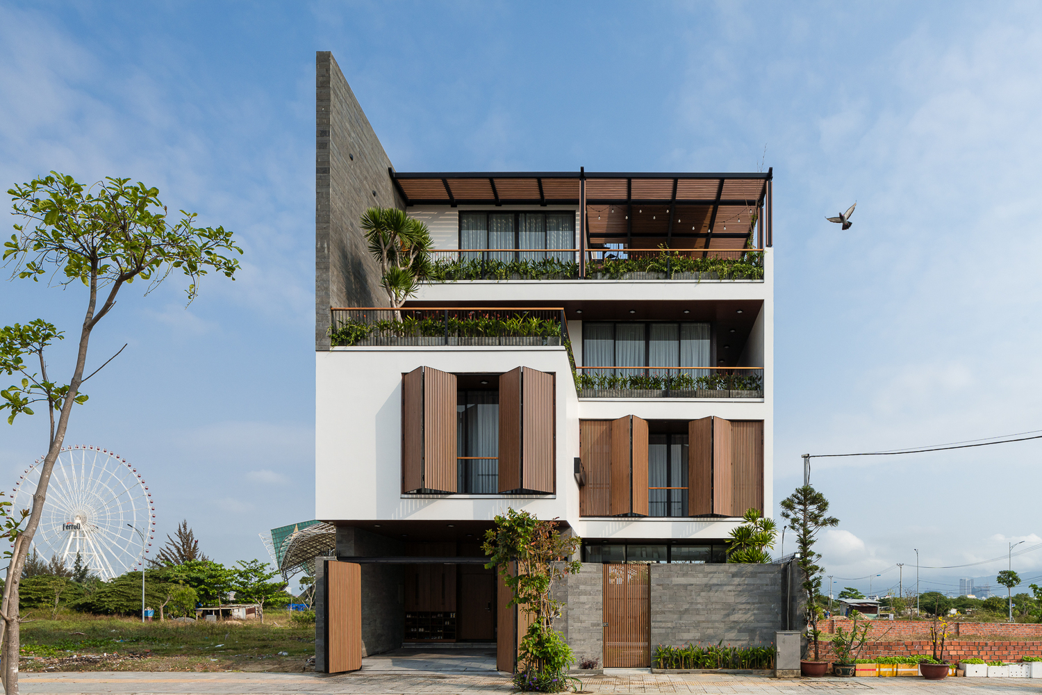 Mặt tiền ng&ocirc;i biệt thự 4 tầng, ph&iacute;a sau l&agrave; v&ograve;ng quay mặt trời