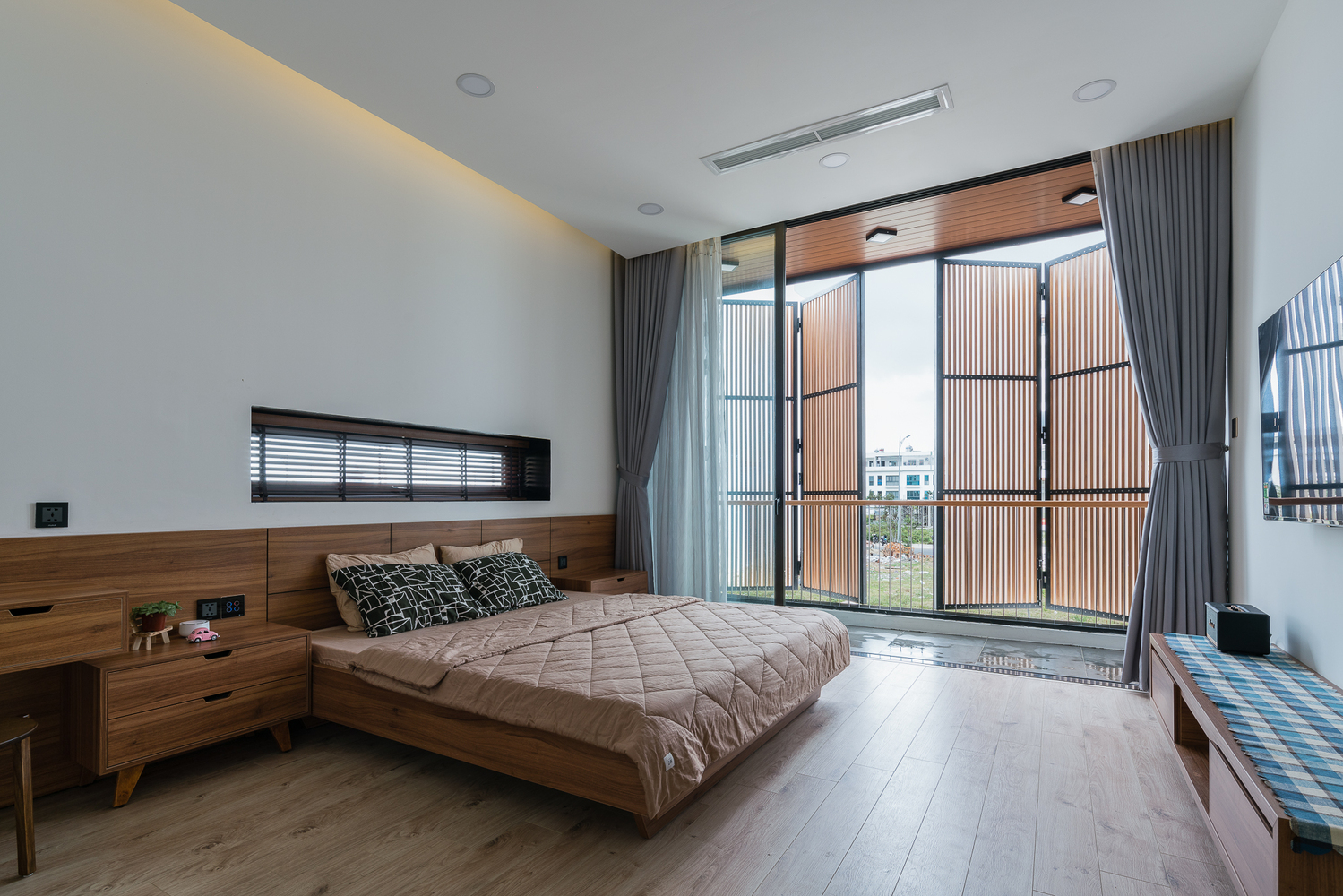 Ph&ograve;ng ngủ c&oacute; giường, cửa k&iacute;nh s&aacute;t trần, r&egrave;m 