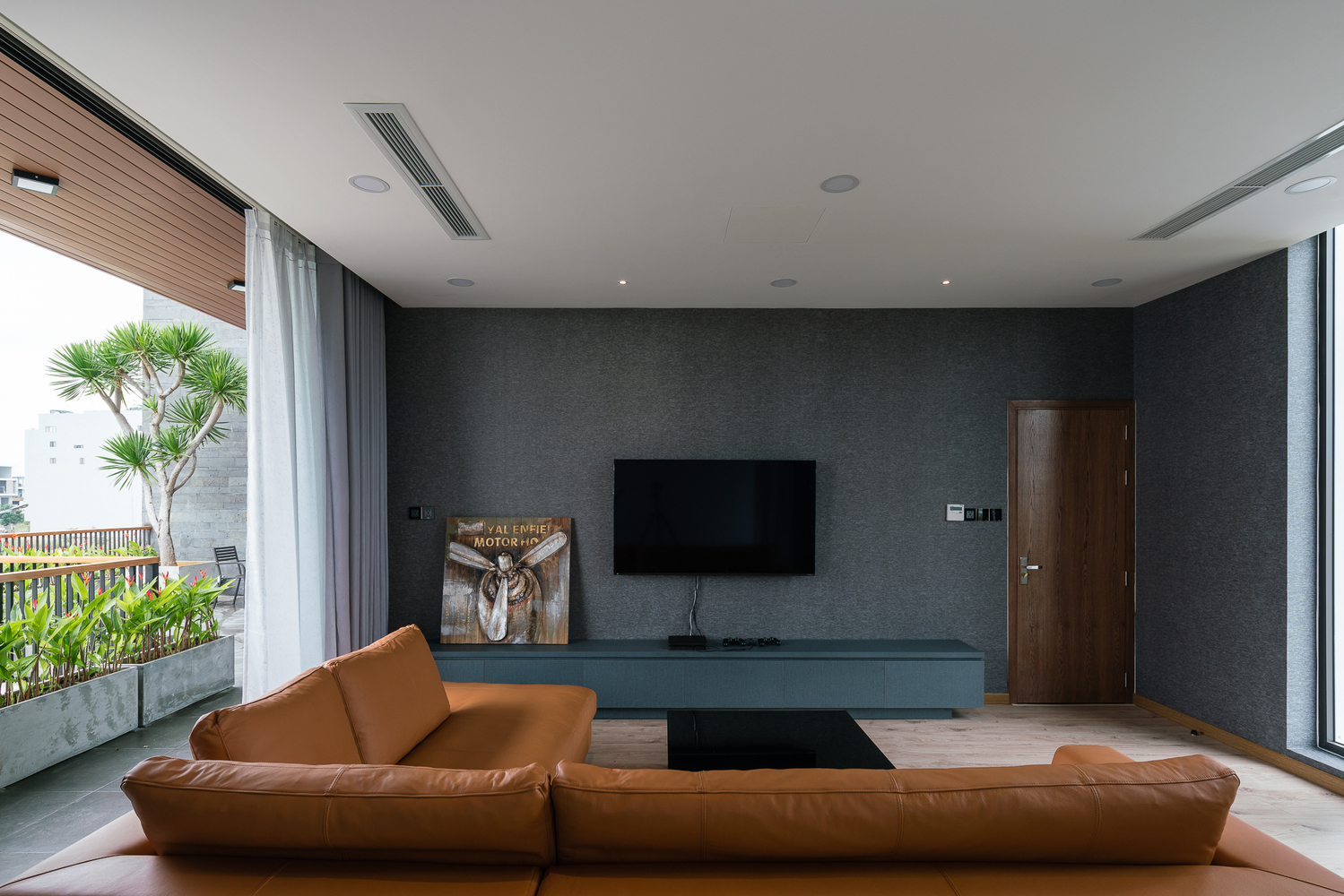 Kh&ocirc;ng gian nội thất, c&oacute; bộ sofa, ti vi, ban c&ocirc;ng ngắm cảnh