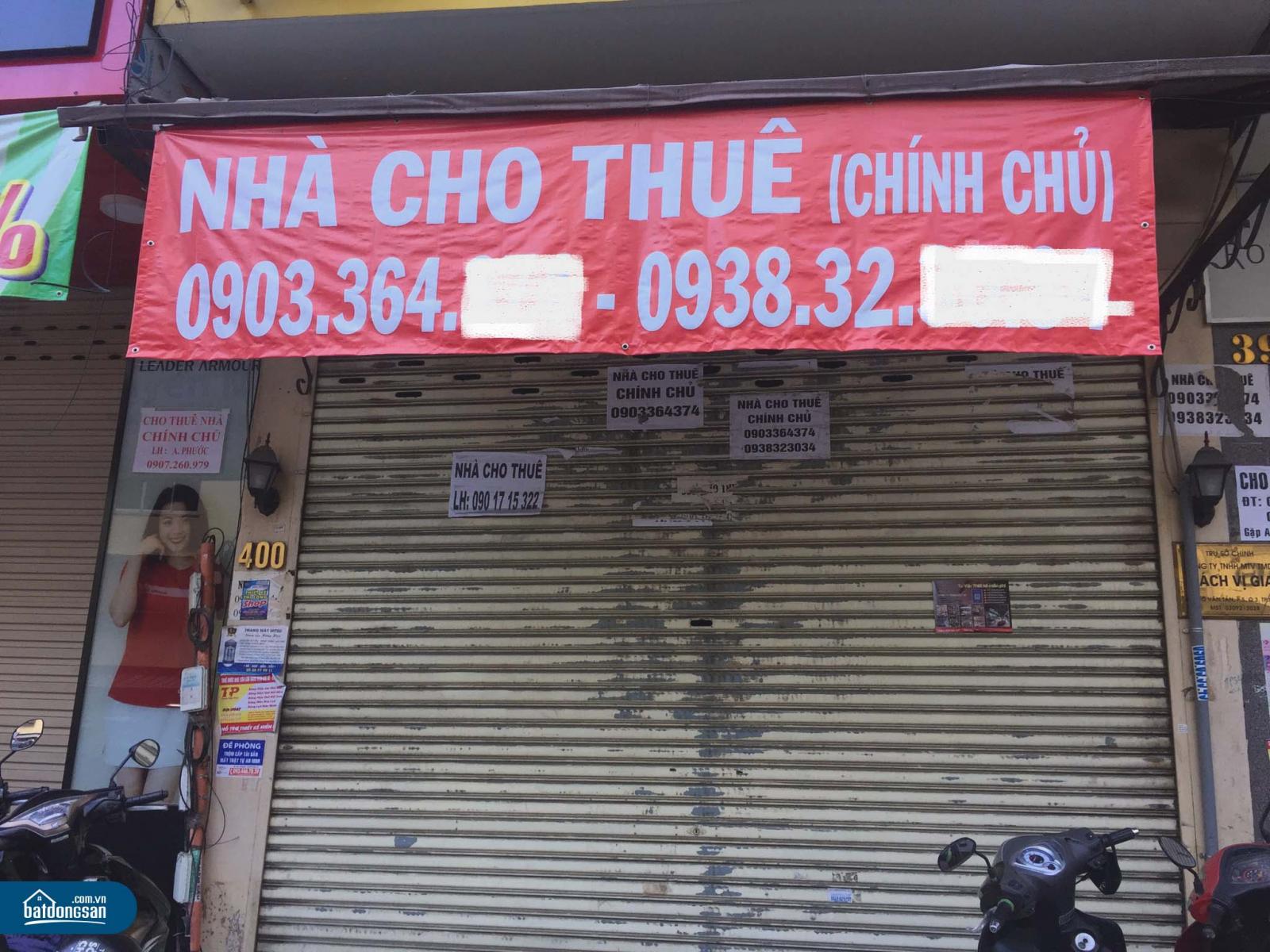 Một ng&ocirc;i nh&agrave; phố mặt tiền đường treo biển cho thu&ecirc;.