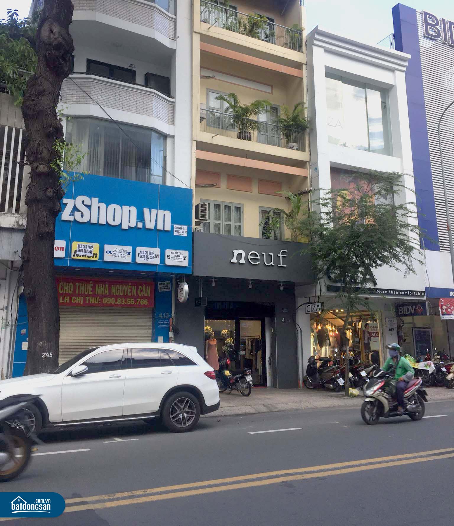Một ng&ocirc;i nh&agrave; phố mặt tiền đường treo biển cho thu&ecirc; nh&agrave; nguy&ecirc;n căn.