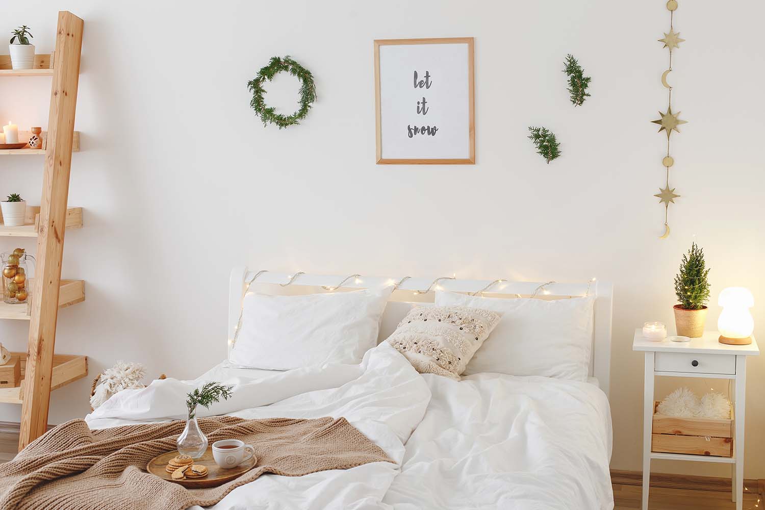 Ph&ograve;ng ngủ nhỏ c&oacute; giường, đệm, kệ, c&acirc;y trang tr&iacute;