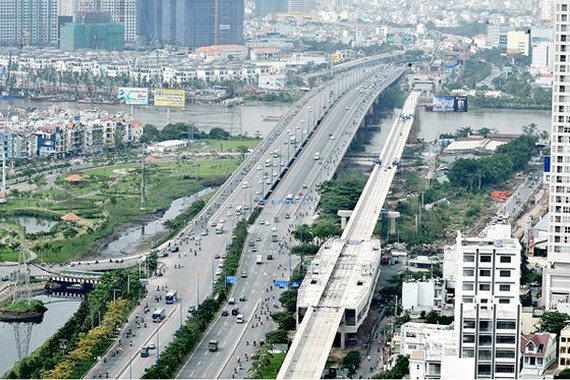 tuyến đường sắt đ&ocirc; thị tr&ecirc;n cao bắc qua s&ocirc;ng