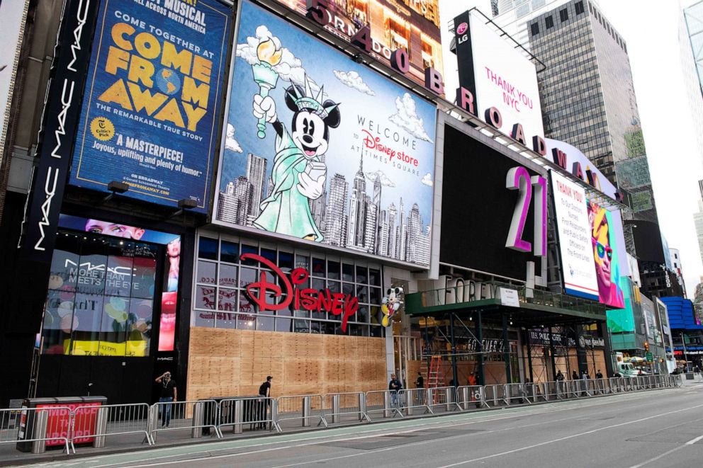 C&aacute;c cửa hiệu ở New York bị đ&oacute;ng cửa, đường phố vắng b&oacute;ng người