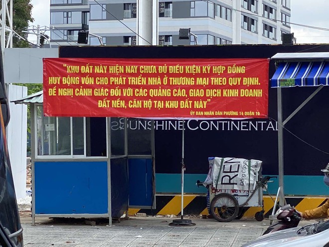 Băng rôn cảnh báo dự án đất nền ma của UBND quận 10.