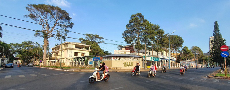 khu đất nằm ở ng&atilde; 3 đường lớn