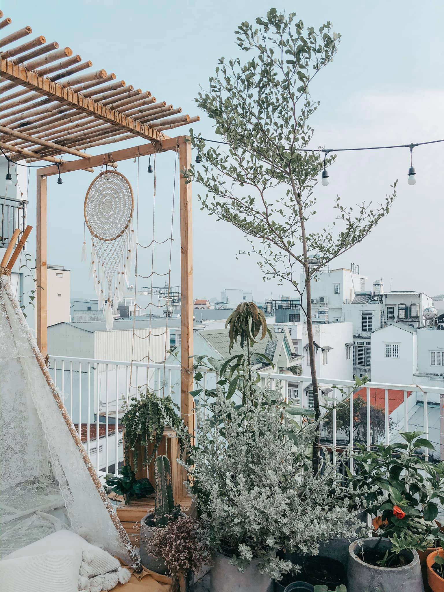 Góc thư giãn trên sân thượng với cây cối, đồ trang trí dreamcatcher