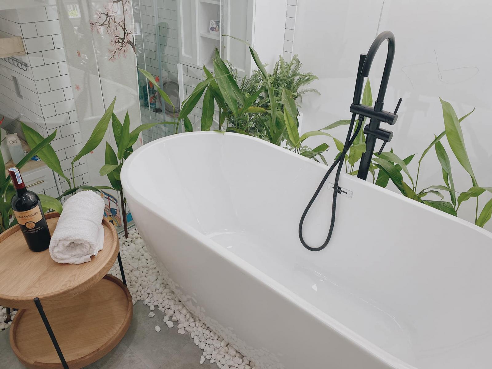Phòng tắm cạnh vườn cây mini