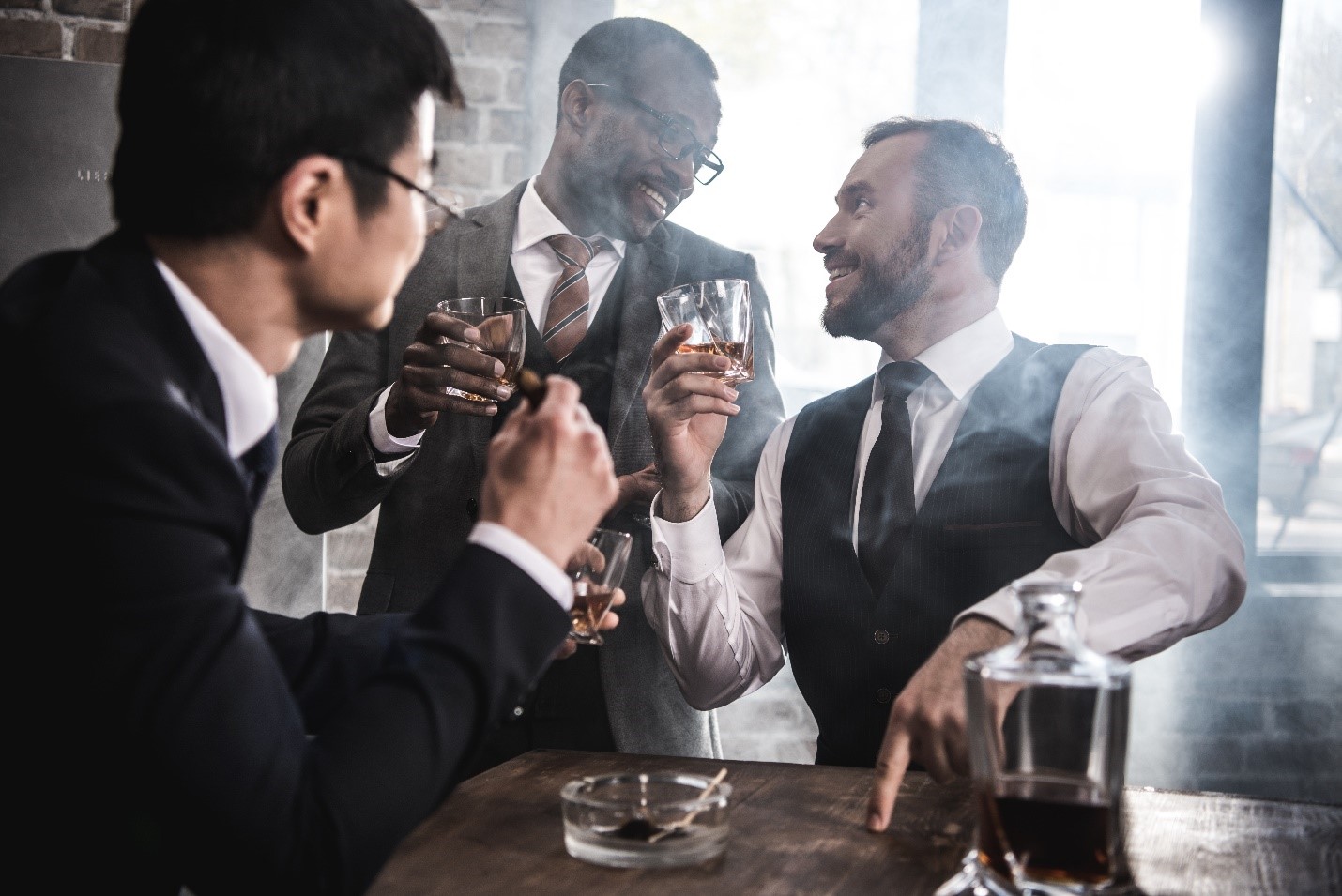 C&aacute;c qu&yacute; &ocirc;ng tận hưởng những điếu Cigar v&agrave; rượu