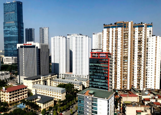 Bất động sản Hà Nội với nhiều tòa nhà cao tầng dày đặc.
