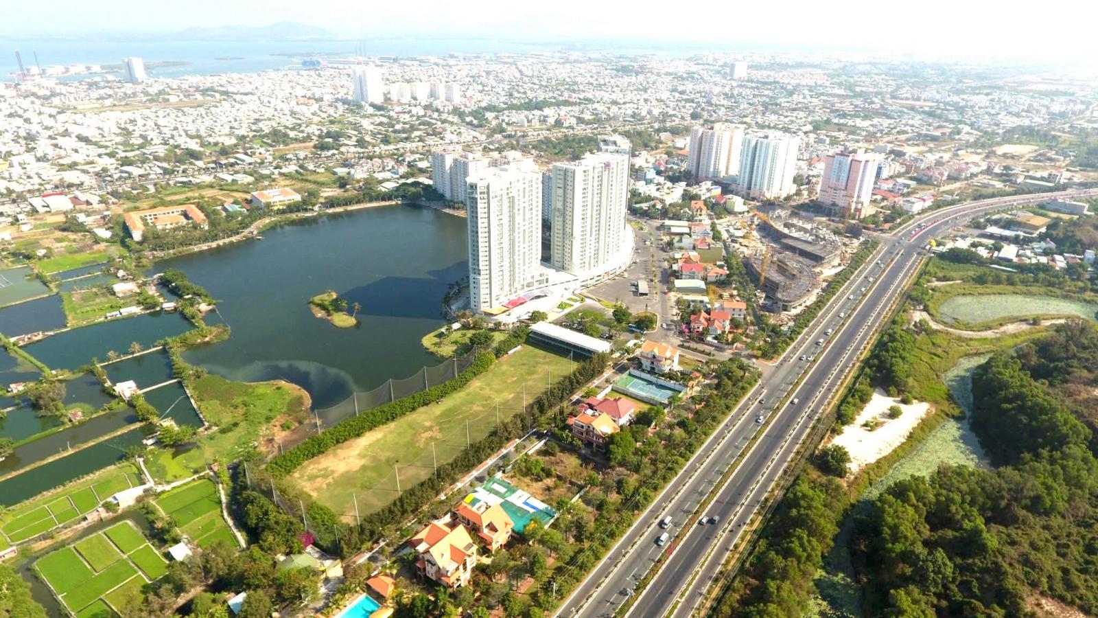 bất động sản t&iacute;ch hợp nằm trong th&agrave;nh phố, cạnh hồ nước