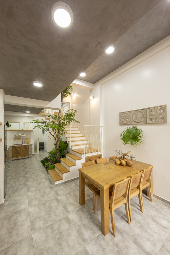 hình ảnh cận cảnh bộ bàn ghế ăn bằng gỗ màu sáng