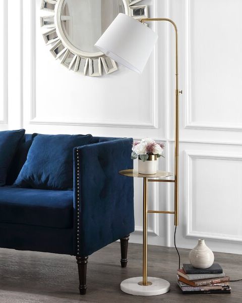 h&igrave;nh ảnh đ&egrave;n s&agrave;n t&iacute;ch hợp khay đặt b&igrave;nh hoa cạnh ghế sofa