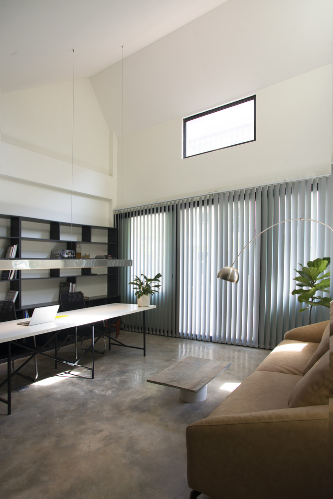 h&igrave;nh ảnh văn ph&ograve;ng tại nh&agrave; với b&agrave;n l&agrave;m việc, tủ kệ gắn tường, sofa m&agrave;u v&agrave;ng, b&agrave;n tr&agrave; nhỏ gọn