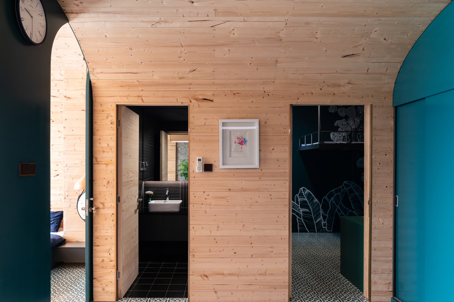 Hệ khung mái vòm vừa đảm bảo tính thẩm mỹ, vừa làm tốt nhiệm vụ phân chia không gian trong căn hộ 63m2 một cách đầy sáng tạo và cá tính. Thiết kế hệ khung mái vòm vừa đảm bảo tính thẩm mỹ, vừa làm tốt nhiệm vụ phân chia không gian