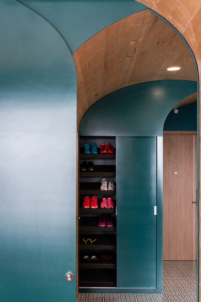 Hệ khung mái vòm này còn tích hợp các tủ, kệ, ngăn chứa đồ ở vị trí cần thiết, cho không gian thêm gọn gàng, tối ưu diện tích. Hệ khung mái vòm này còn tích hợp các tủ, kệ, ngăn chứa đồ ở vị trí cần thiết