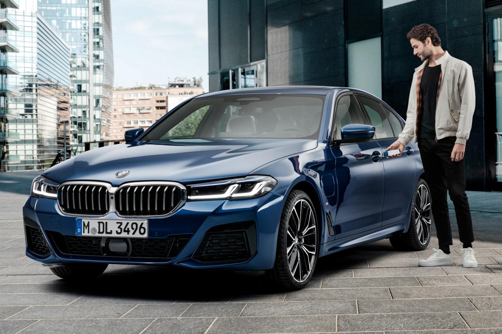 Tay lái BMW dùng iPhone có thể mở cửa, khởi động xe 1 cách tiện lợi.