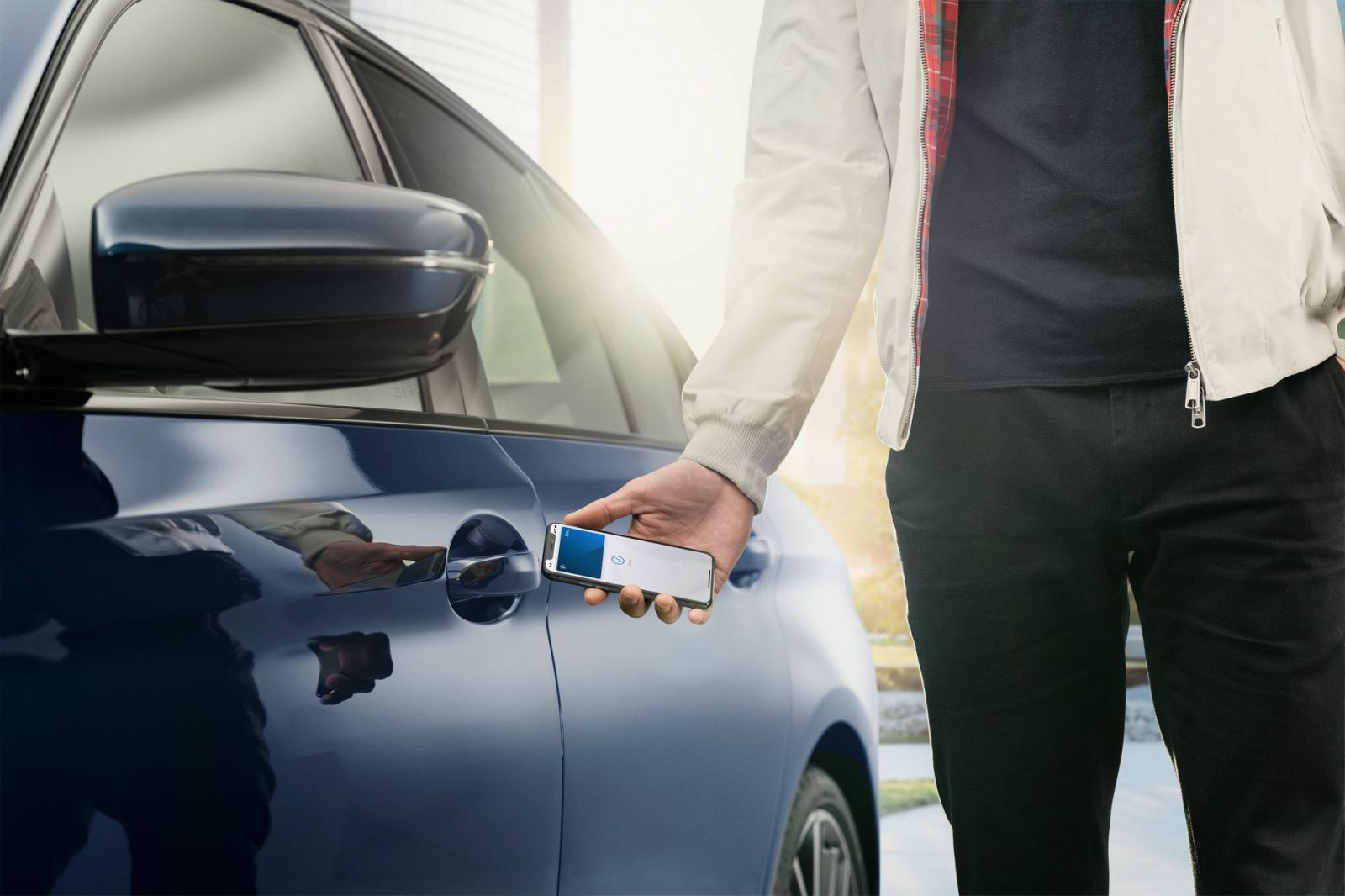Hợp tác Apple, BMW dùng iPhone thế chìa khóa.