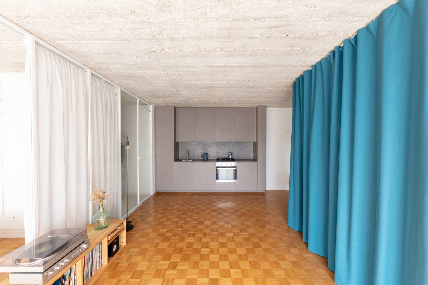 h&igrave;nh ảnh r&egrave;m m&agrave;u xanh trong căn hộ 42m2