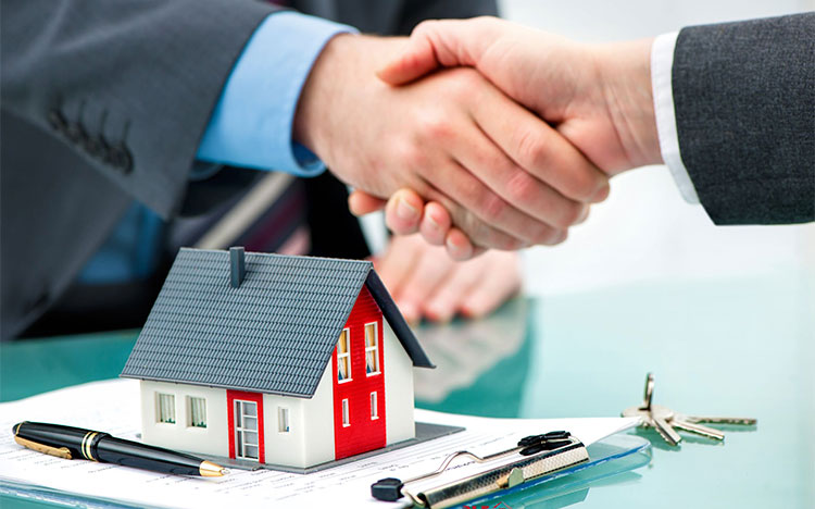 mua nhà qua hợp đồng ủy quyền Bắt tay nhau ký hợp đồng mua bán nhà đất