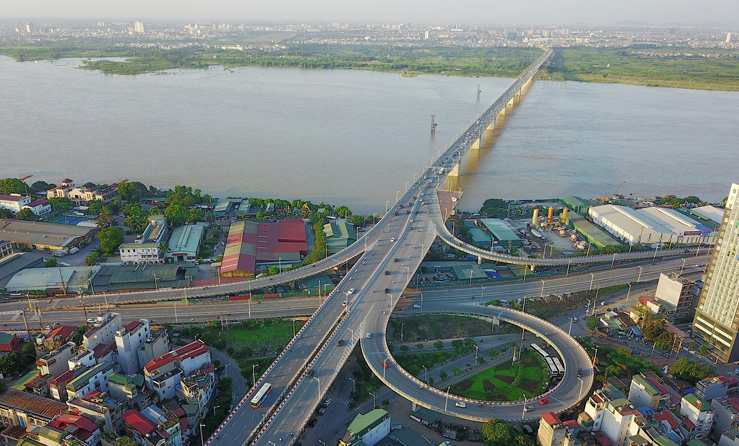 To&agrave;n cảnh cầu Vĩnh Tuy bắc qua s&ocirc;ng Hồng