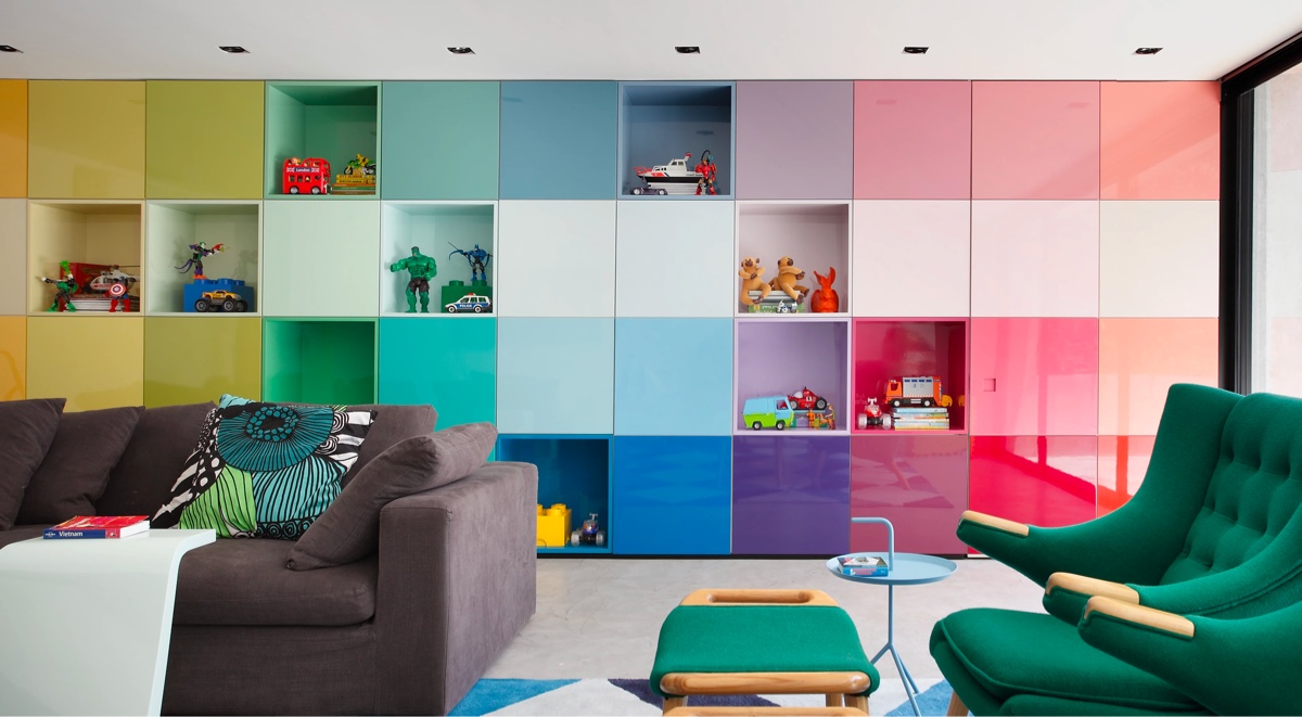 h&igrave;nh ảnh một g&oacute;c ph&ograve;ng sinh hoạt chung với sofa ghi x&aacute;m, ghế ngồi thư gi&atilde;n m&agrave;u xanh l&aacute;, tủ kệ cao kịch trần m&agrave;u cầu vồng