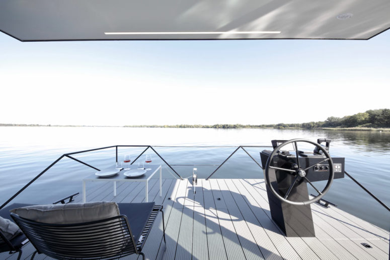 h&igrave;nh ảnh g&oacute;c ăn s&aacute;ng tr&ecirc;n nh&agrave; nổi với bộ b&agrave;n ghế nhỏ xinh, cạnh đ&oacute; l&agrave; 2 ghế tắm nắng