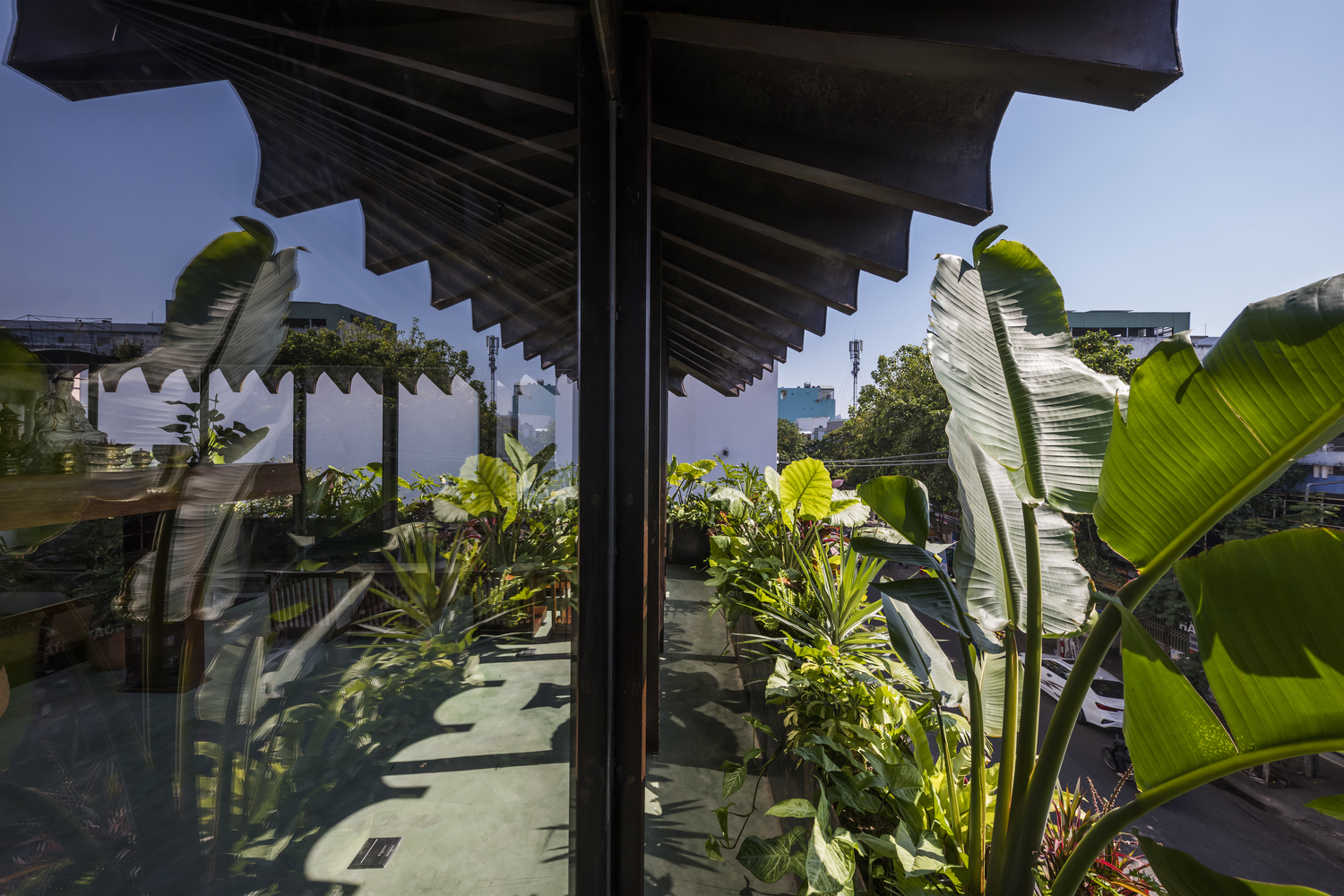 h&igrave;nh ảnh qu&aacute;n c&agrave; ph&ecirc; phong c&aacute;ch Zen với nhiều c&acirc;y xanh