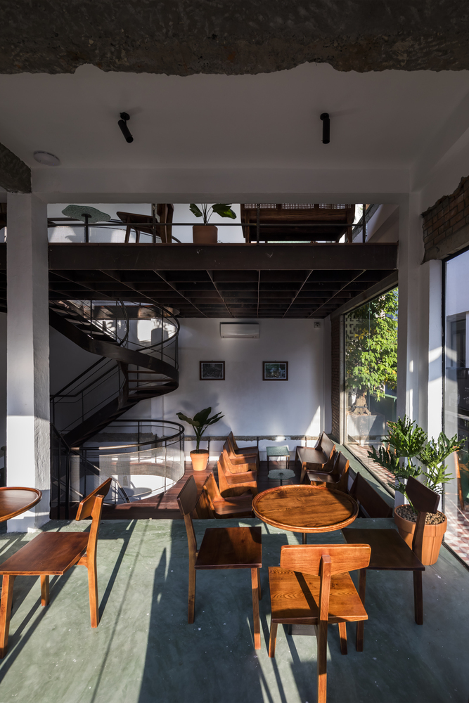 h&igrave;nh ảnh b&agrave;n ghế gỗ mộc mạc trong qu&aacute;n c&agrave; ph&ecirc;