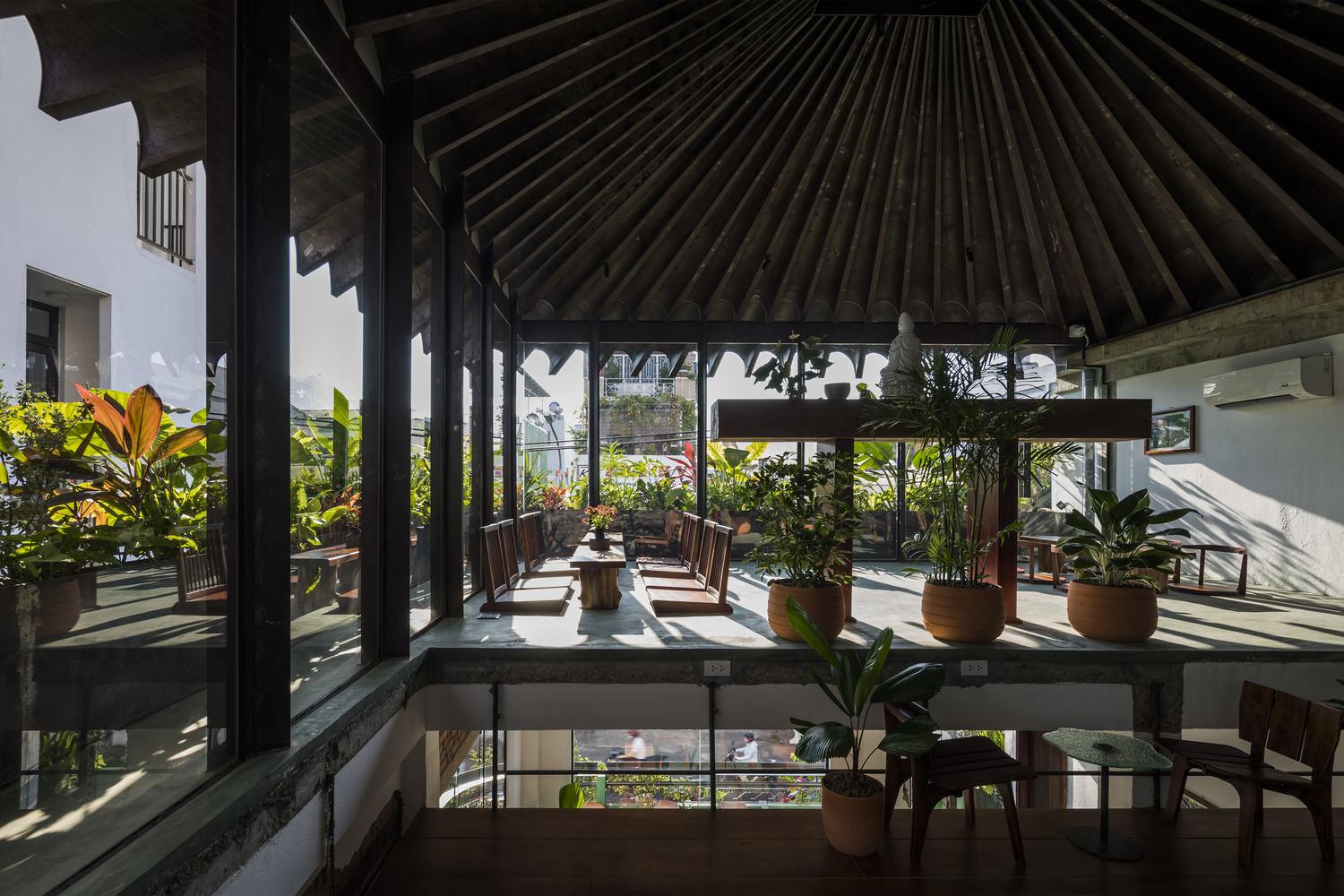 h&igrave;nh ảnh tầng tr&ecirc;n qu&aacute;n c&agrave; ph&ecirc; với b&agrave;n ghế gỗ mộc mạc, c&acirc;y xanh trồng khắp ban c&ocirc;ng