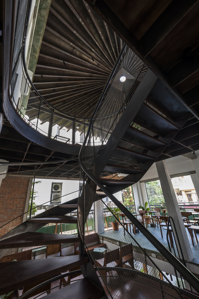 h&igrave;nh ảnh cận cảnh lan c&acirc;n cầu thang dạng lưới trong qu&aacute;n c&agrave; ph&ecirc;