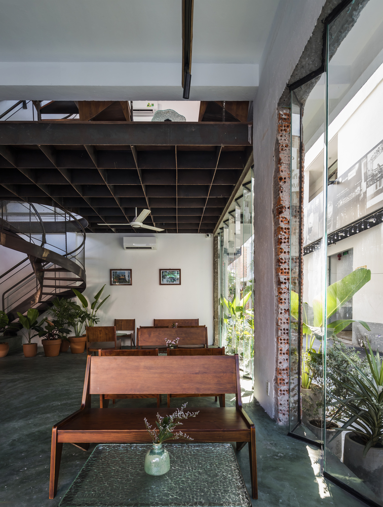 h&igrave;nh ảnh cận cảnh b&agrave;n ghế gỗ mộc mạc b&ecirc;n trong qu&aacute;n c&agrave; ph&ecirc; ở Đ&agrave; Nẵng