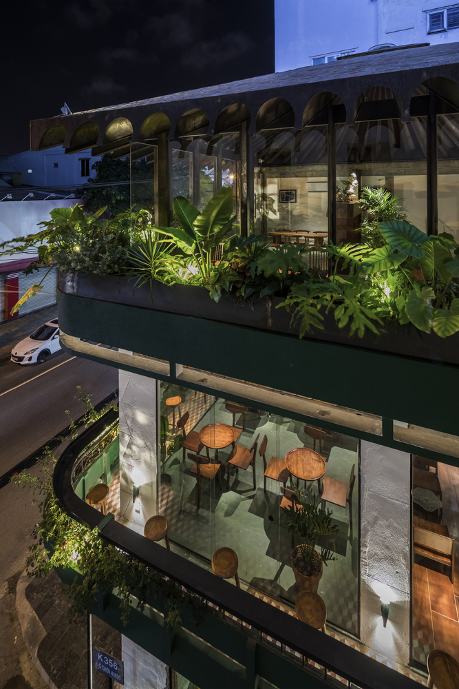 h&igrave;nh ảnh cận cảnh mặt tiền qu&aacute;n c&agrave; ph&ecirc; c&oacute; thiết kế độc đ&aacute;o ở Đ&agrave; Nẵng với tường k&iacute;nh trong suốt