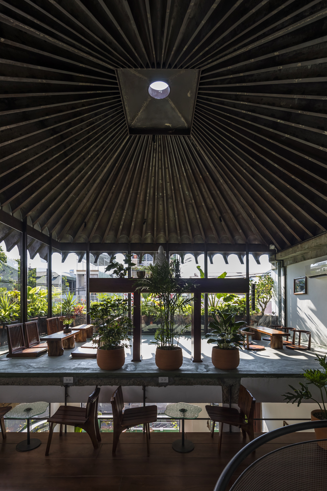 h&igrave;nh ảnh qu&aacute;n c&agrave; ph&ecirc; đẹp ở Đ&agrave; Nẵng với m&aacute;i che h&igrave;nh quạt, b&agrave;n ghế gỗ nhỏ gọn