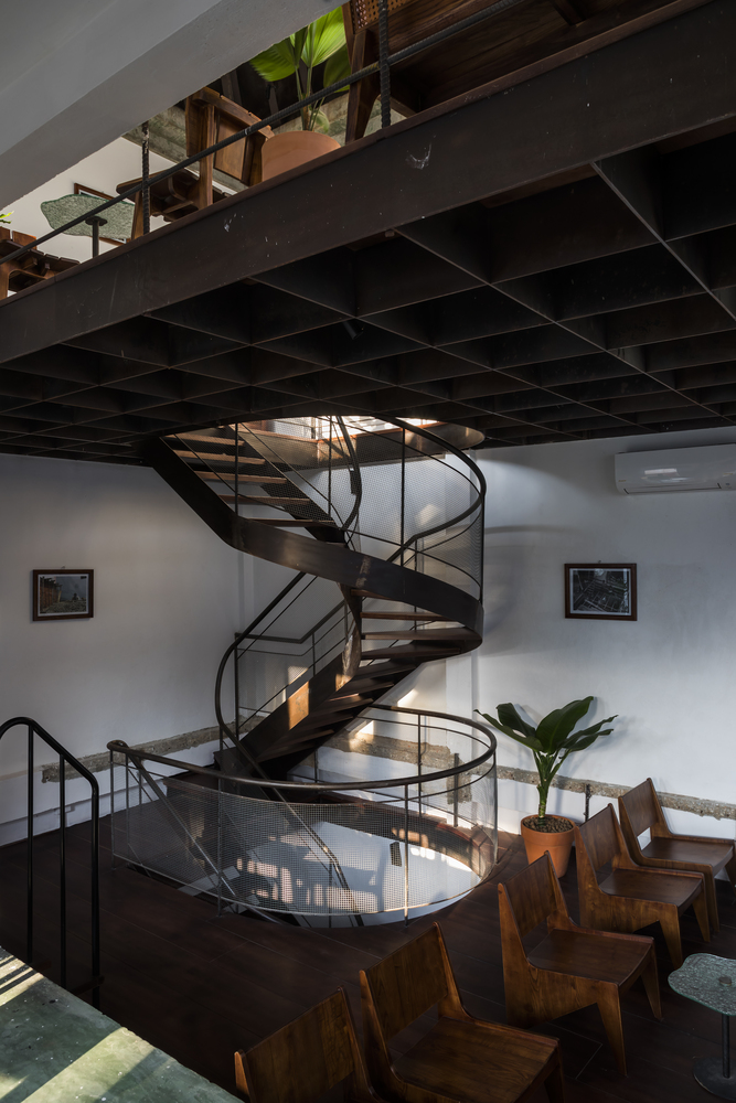 h&igrave;nh ảnh thiết kế cầu thang trong qu&aacute;n c&agrave; ph&ecirc; ở Đ&agrave; Nẵng