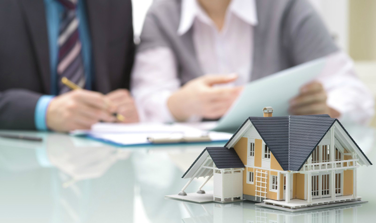 2 người đang làm thủ tục đặt cọc thuê nhà