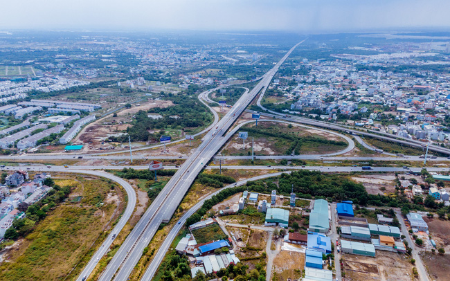 th&agrave;nh phố ph&iacute;a Đ&ocirc;ng nh&igrave;n từ tr&ecirc;n cao