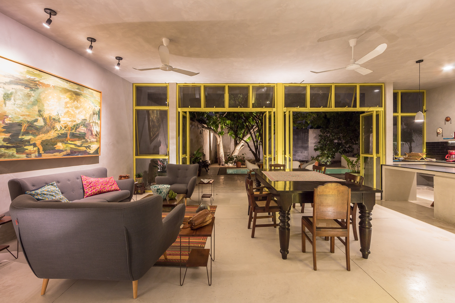 h&igrave;nh ảnh to&agrave;n cảnh ph&ograve;ng ăn kết hợp ph&ograve;ng ăn với sofa m&agrave;u x&aacute;m đậm, b&agrave;n ghế ăn bằng gỗ
