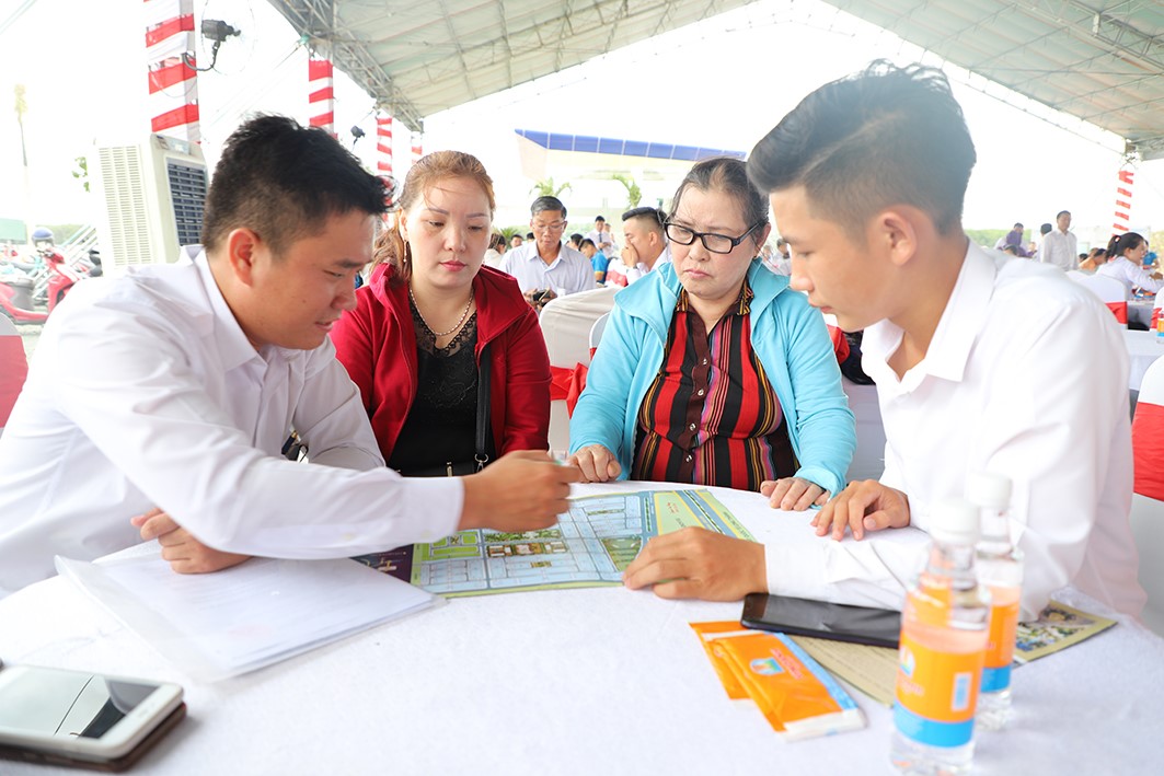 Khách hàng xem thông tin dự án Century City