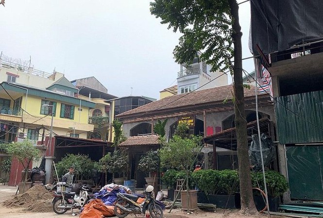 biệt thự cổ đang được sửa chữa, x&acirc;y dựng lại