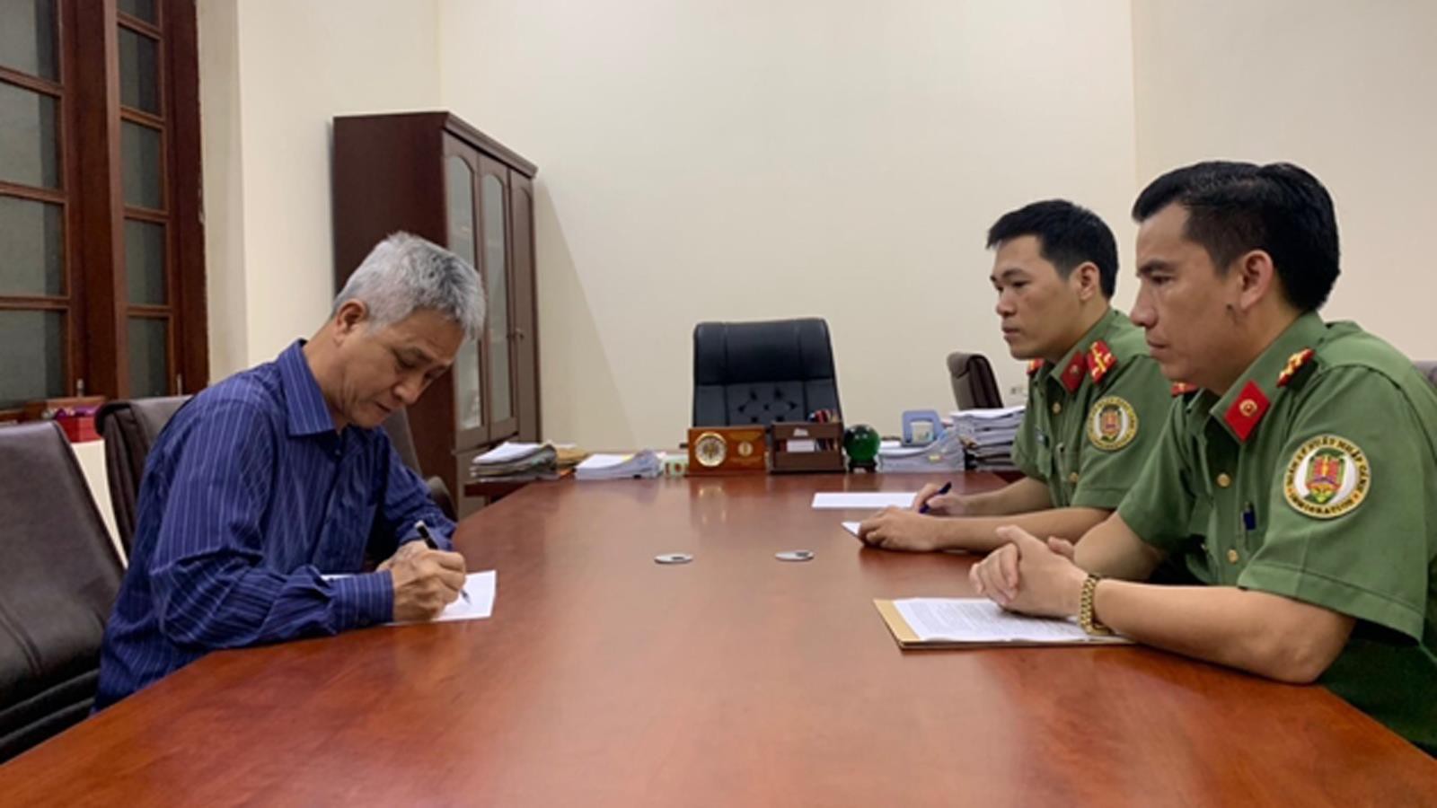 hình ảnh có công an, công dân đang kê khai